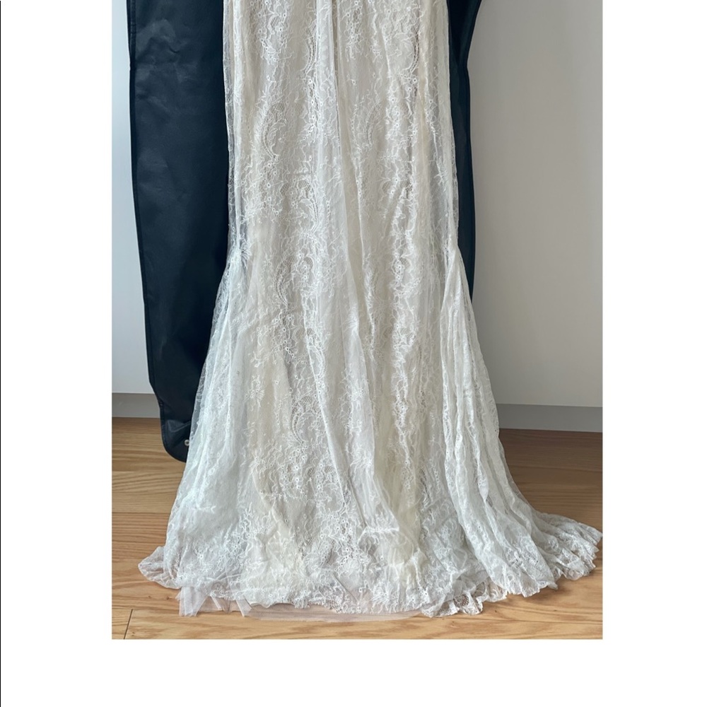 Vera Wang Ivory Embroidered Lace Wedding Gown;US 8 - Picture 10 of 11